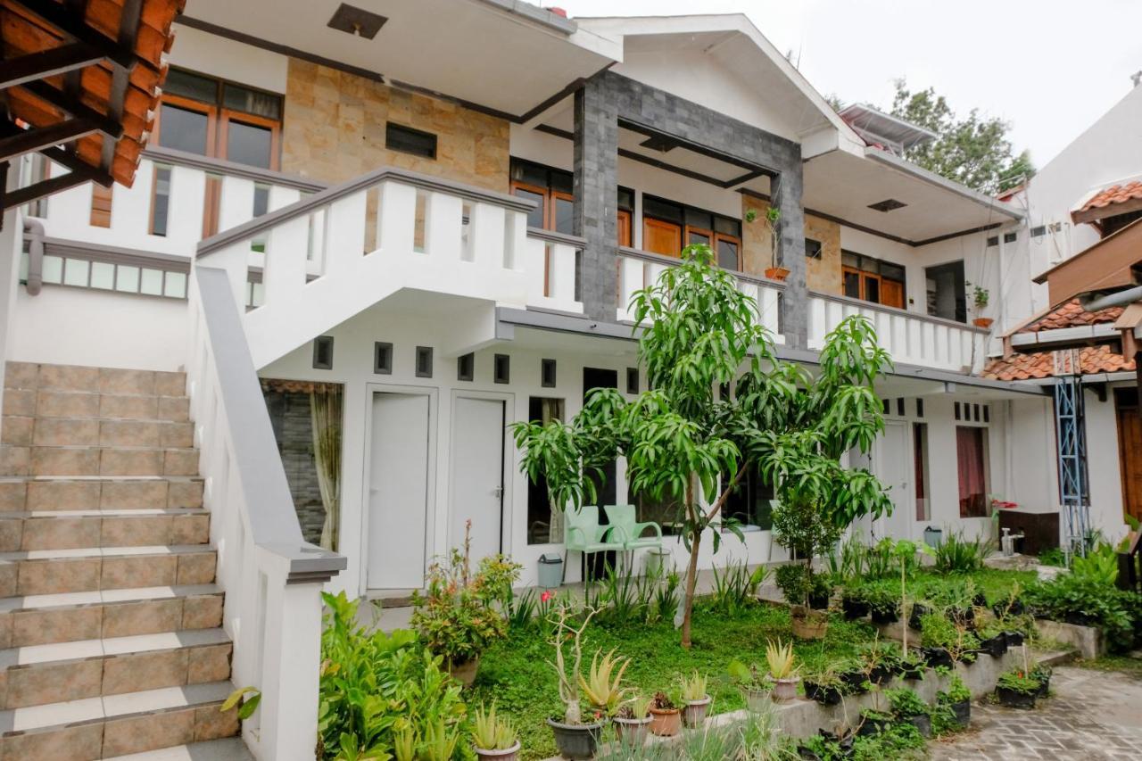 Oyo 2060 Adam'S Apple Family Guest House Batu  Exterior photo