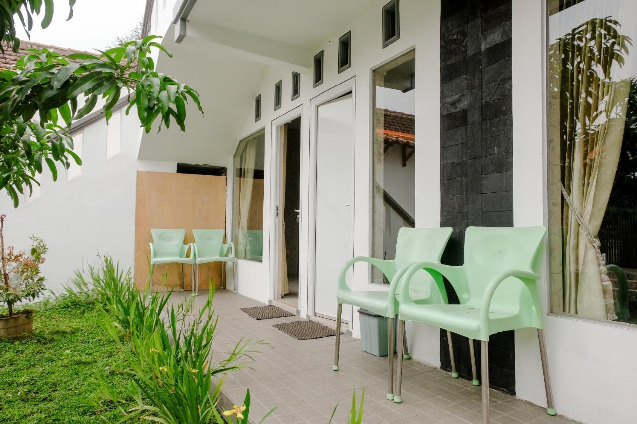 Oyo 2060 Adam'S Apple Family Guest House Batu  Exterior photo